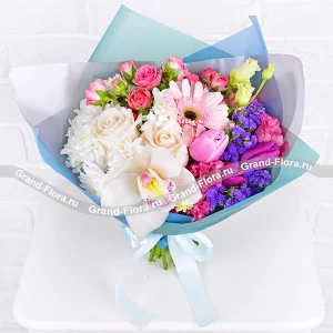 Утренний сад - букет с белыми розами и орхидеей